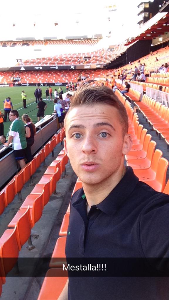 Rojitas10Navas1's tweet photo. Tremendo día, Tremendo estadio, tremendo ambiente...! #Mestalla #VCFRBB http://t.co/XLSwx5QXrK