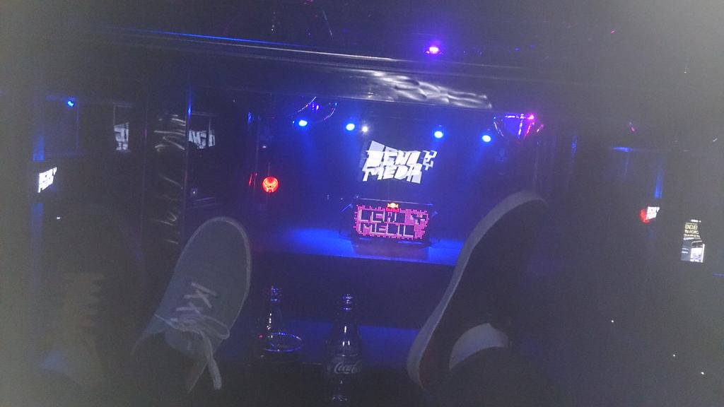 ElTuitDeAllen's tweet photo. The Vips en el 8 y medio... #Fiestajagger @BorjaM10 @alerap0 @JaimeM28 @DoctorZanetti y @allenrodriz7 Phenonos http://t.co/zbSl0wQEEZ