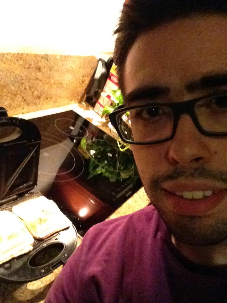 SalvadorRaya's tweet photo. Aquí haciendo sándwiches http://t.co/ND9ZIvILNu