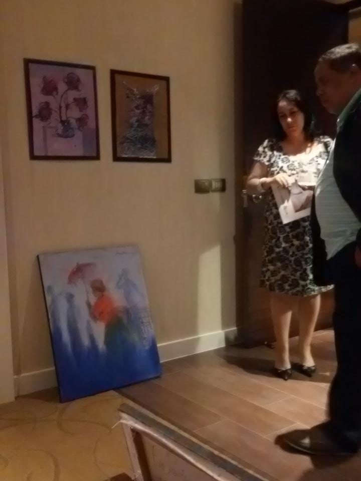 editarods's tweet photo. Artista @javierrosa03 dando explicaciones de su obra a visitantes de su exposicion en @hotelembassy5. #Fiarte http://t.co/x6otWxR6uM