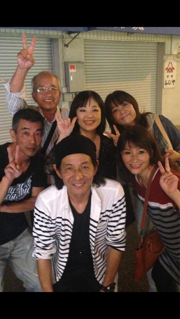 venue_official's tweet photo. LIVE終わりにパシャリ📷

ジョニー阪本、ＰＴＡスマイル（メグ・ラン・イズミ）、なごみ隊親衛隊長の中さん

あれれ！？
最後���で右手を挙げてるおやっさんは （；゜０゜） http://t.co/FJHq0Ljvyg
