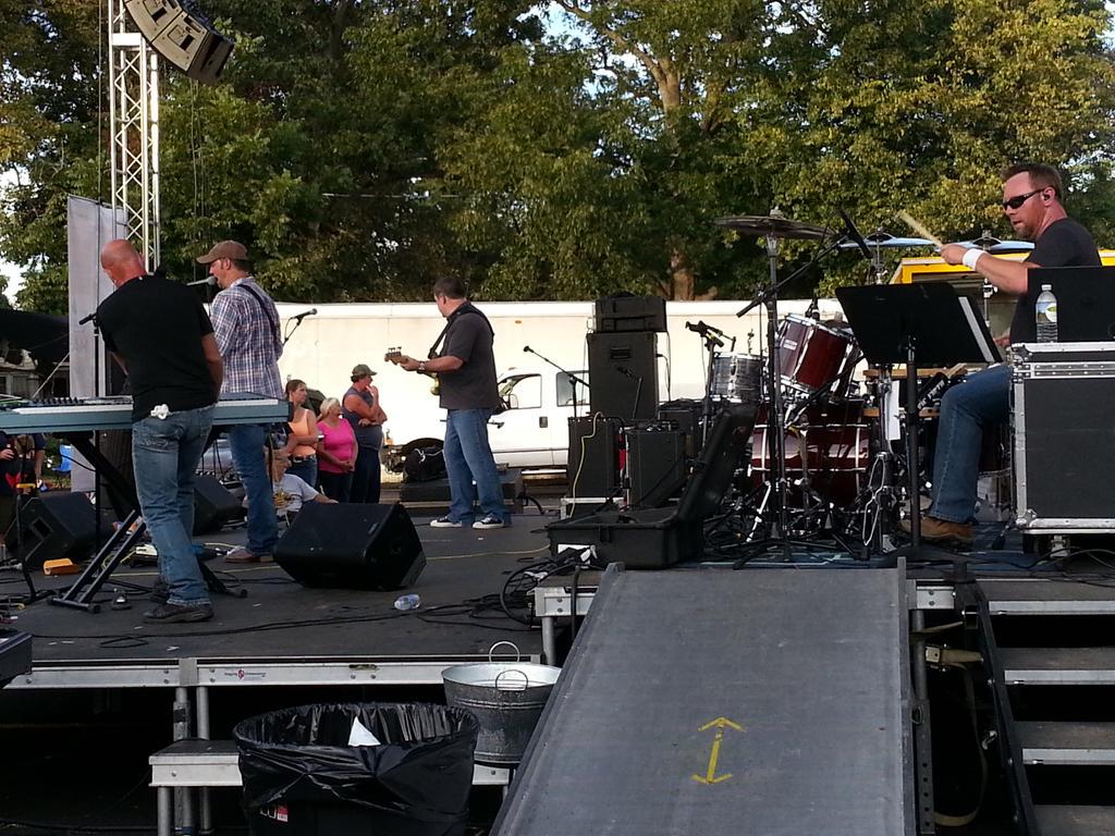 KASUradio's tweet photo. .@Riverbilly onstage @BeatlesTheRidge. http://t.co/bdPcy34KrN