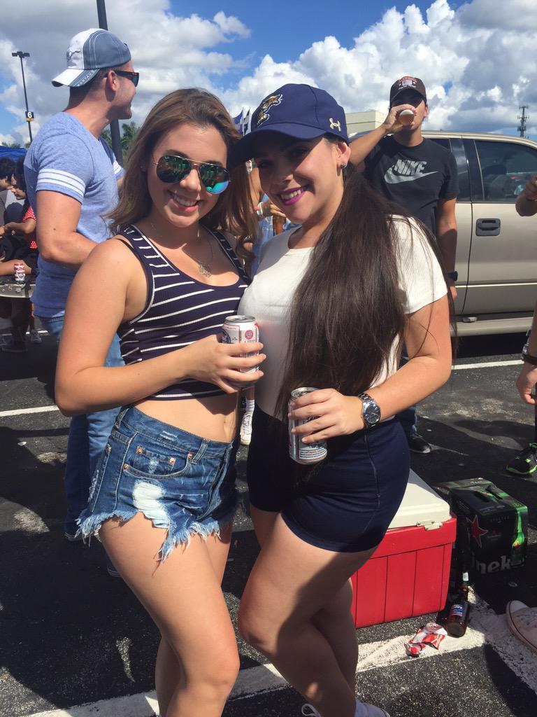 pcvdtxo_'s tweet photo. #fiutailgate 💙💛🐾 http://t.co/Q7ldpFbvw8