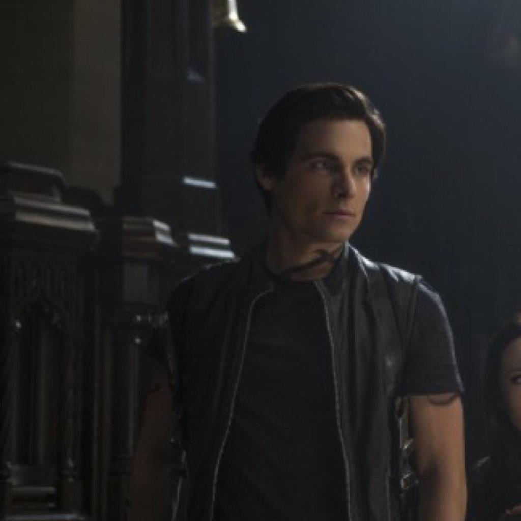Happy birthday to Kevin Zegers One Of Canada\s Most Amazing Actors:) 