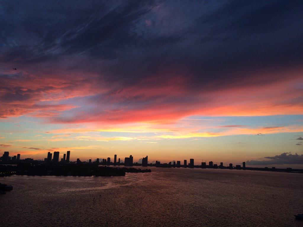 MissKaraa's tweet photo. September #sunsets http://t.co/loCDokbWMT