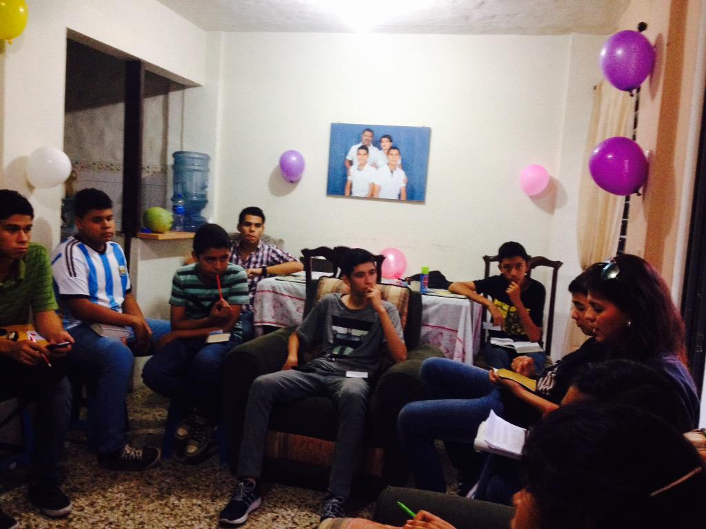 CeConstitucion2's tweet photo. @PastorVladimir en nuestra celula Constitución! Viviendo un momento de adoración y PURA PALABRA! #CelupaConstitution http://t.co/hthYZNfFr6