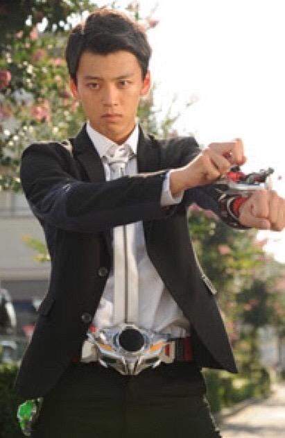 時折、泊進之介役の竹内涼真さんが オダギリジョーさんがクウガ演じて