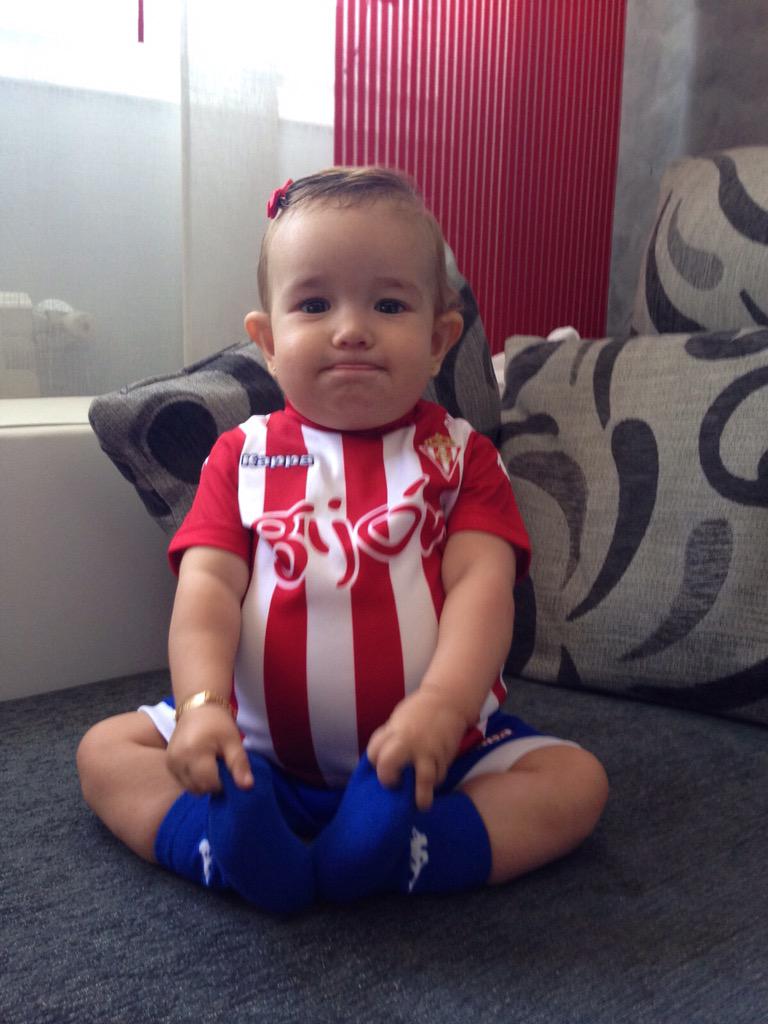 Josu_Alonso_'s tweet photo. Valeria, la niña que moviliza a la afición del Sporting y el Oviedo #unamédulaparaValeria http://t.co/Kxm6Hp0HRu http://t.co/PnGLz5wUnZ