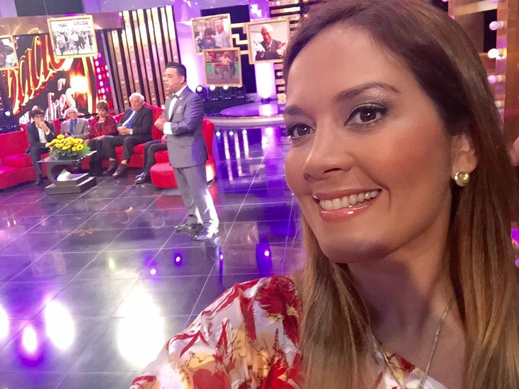 MoraMarina's tweet photo. Lista para salir en el programa de @AndresHurtadoGR x @PanamericanaTV C/ candidatas al #MissTeenModelPeru #final26/09 http://t.co/S7Ss4HPKPJ