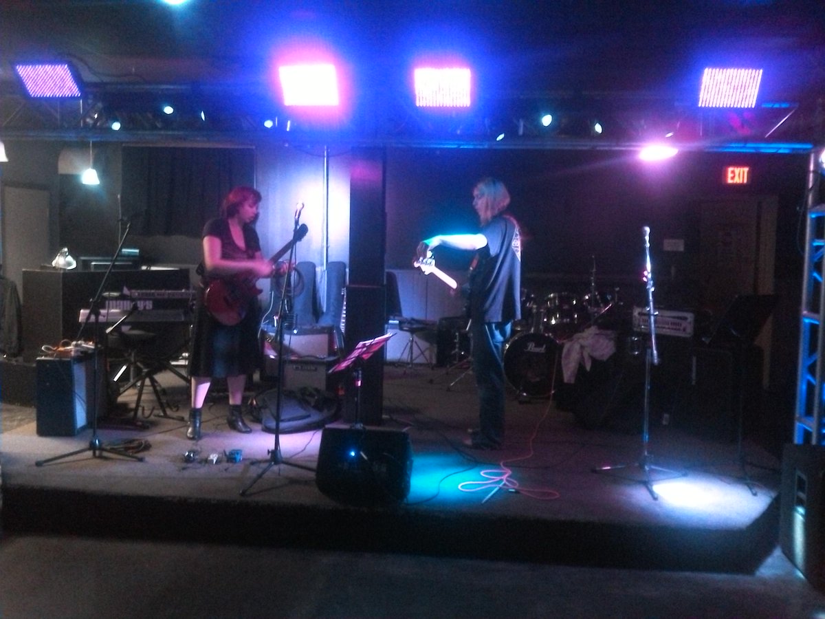 SarahHBand's tweet photo. Hi Heels Lo Fi setting up for tonite’s "Express Yourself" show at @MannysPlace in #BrantfordOn we start at 9:30pm http://t.co/VrzKKqqCZs