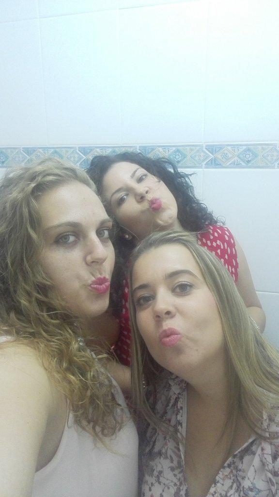 AnaRubiaana106's tweet photo. Gracias x noches asin @Almu_OE @InmaLRE  las inesperadas son las mejores!! :-) os adoroooo http://t.co/f64j2bGC6E