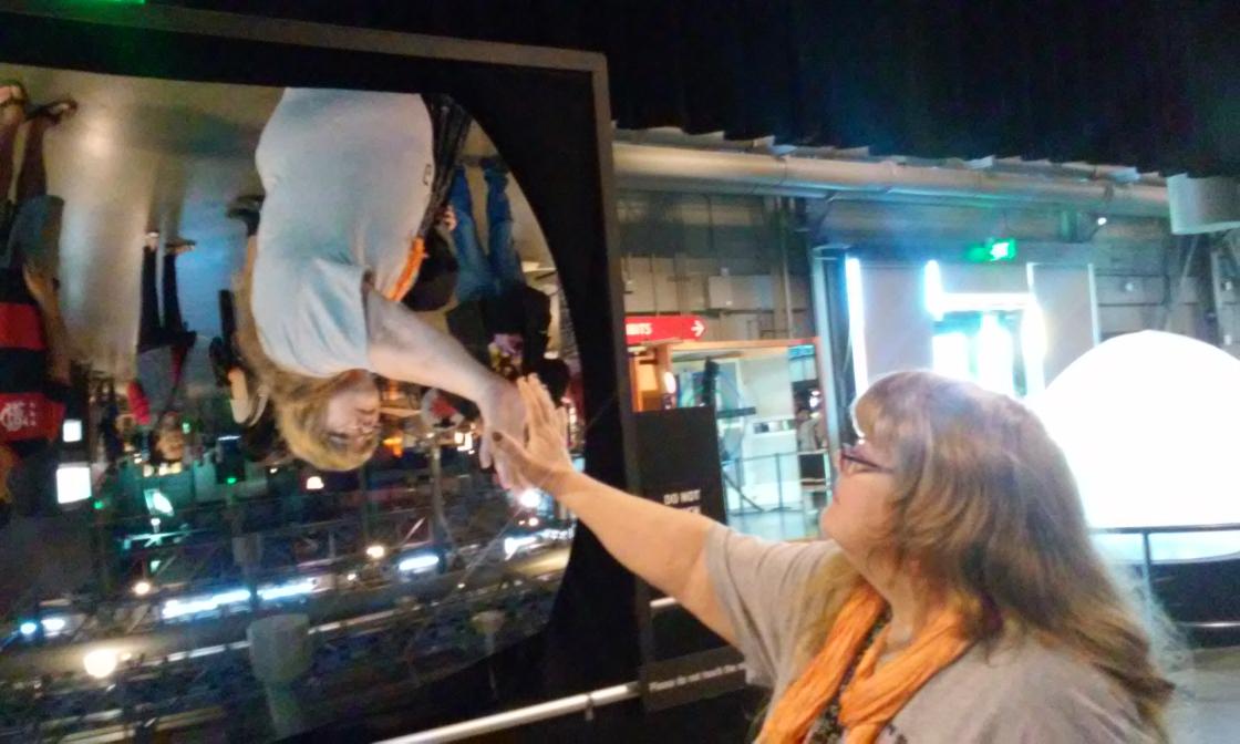 Vyan1's tweet photo. #Exploritorium Hologram Mirror http://t.co/VWn9ebeS3A