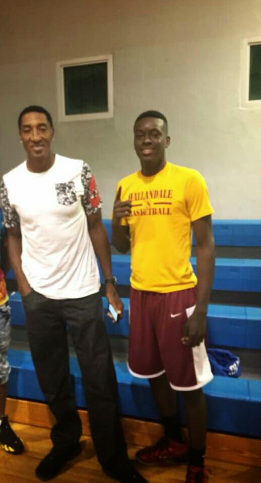 AzaroDRoker's tweet photo. Cooling with this jitt #MyHommie #HallOfFamer #BucketTeam http://t.co/mOzyHmbZ8f