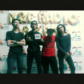 SmokeGunS_BKS's tweet photo. Live talkshow @M2eRadio Bekasi on #UYEEl, 30 Agustus 2015. (@ArdikaAfr, @OutStreetShop, @RyoChavarella, @m_anwar77). http://t.co/FZoaRwH1dH