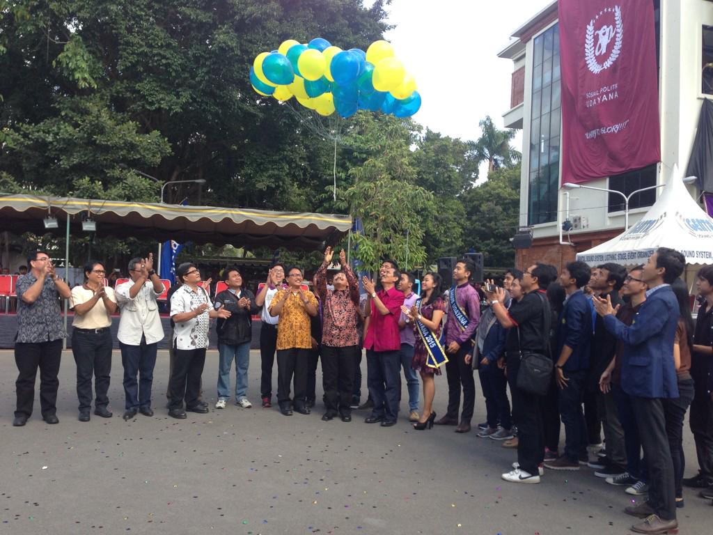 BEM_Udayana's tweet photo. Sambutan Rektor Univ. Udayana sekaligus membuka rangkaian Pekan Raya Udayana #Dies53Udayana #PekanRayaUdayana http://t.co/teg1NbfzeS