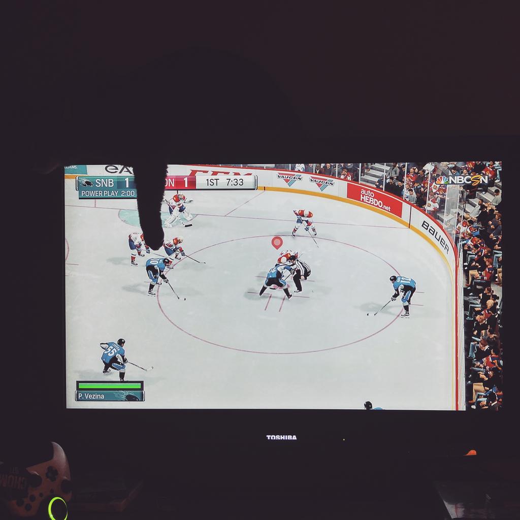 csdesbiens's tweet photo. New version of the game, same old struggles. #caturday #nhl16 #yourpaw #itsintheway #balance #catontv #gamerswithcats http://t.co/mhfzrLBBAo