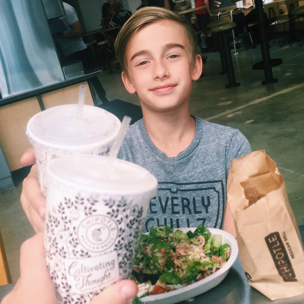 johnnyogirl's tweet photo. @johnnyosings I love all your pics but  these are my favs rn #JohnnyPhoto http://t.co/G6uqUxBQH4