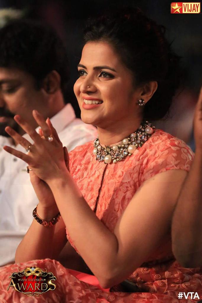 DhivyaDharshini's tweet photo. Biggg thank u @Studio9696 @ektanahar07 Sandeep for styling me.Felt gud wearing tis for #VTA 2015 #2awards #doublehapy http://t.co/E64dOVndh1