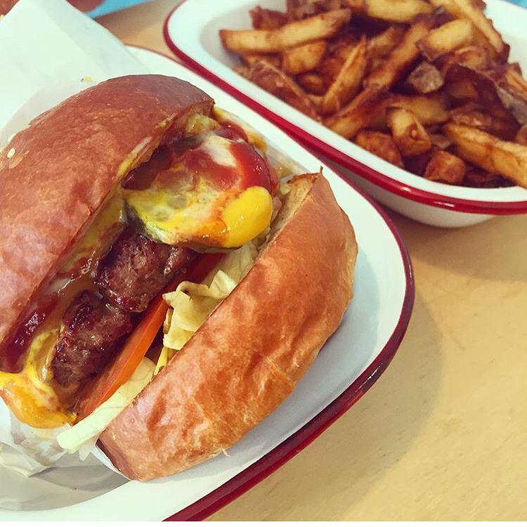 sHenaniganszszs's tweet photo. Sunday is calling burgers!! Open till 9pm #191buckleyst #essendon #dudeburger #handcutfries pic by @madstevexo http://t.co/YBkvqnmmq2