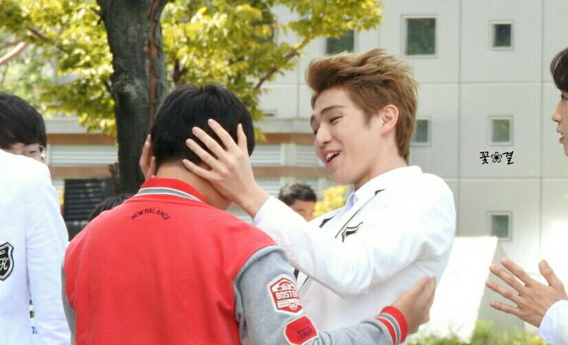 바빠서 보지 못한 데뷔한 형을 오랜만에 보고 우는 동생들.jpg | 인스티즈