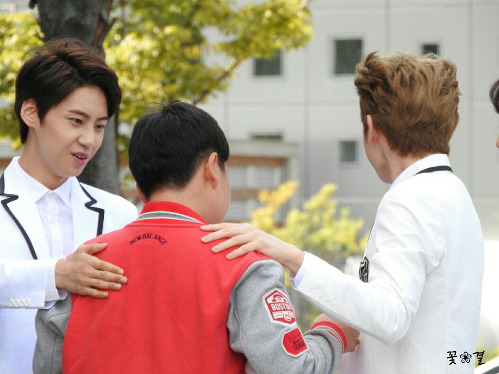 바빠서 보지 못한 데뷔한 형을 오랜만에 보고 우는 동생들.jpg | 인스티즈