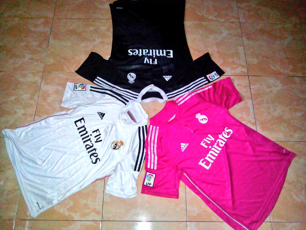 rio_prayoga11's tweet photo. @NETSPORT_ID ini koleksi jersey Real Madrid gue π #NETSPORT_Koleksi http://t.co/3fshah1rhF