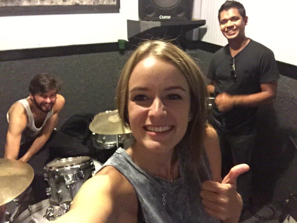 zelayasteph's tweet photo. Terminando de ensayar 😁😁😁 #LosAngeles #Musica #SZ2015 http://t.co/Xn9zPJCjiT