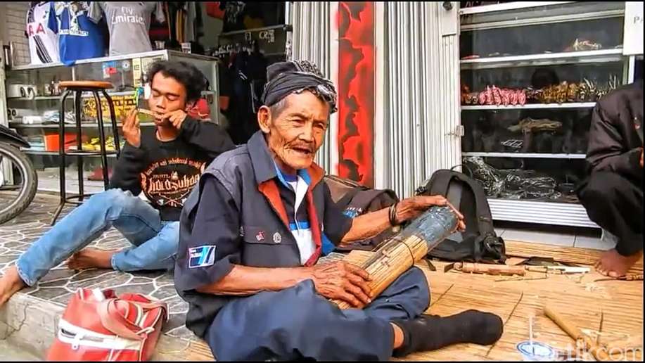 detikcom's tweet photo. Belajar Dari Ki Bani, Pilih Memainkan 'Celempung' Daripada Mengemis http://t.co/H8OyaaF8zb http://t.co/HpExcg4YKu