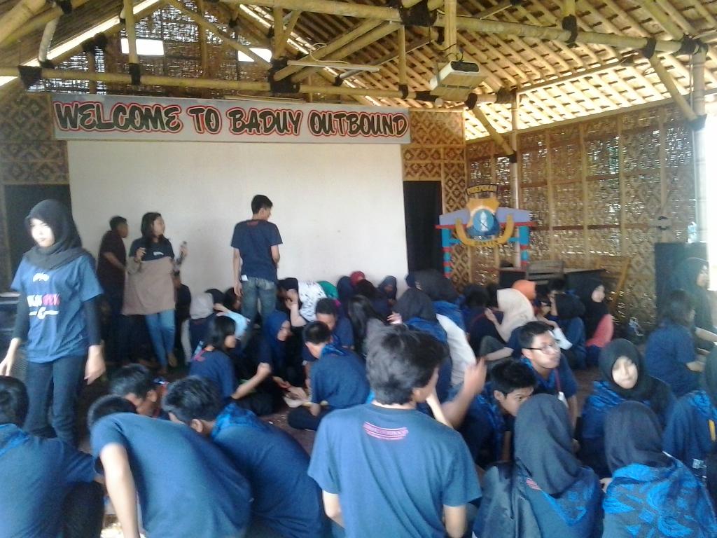 Suasana keakraban makan bareng Panitia dan peserta AKSIPENA2015..