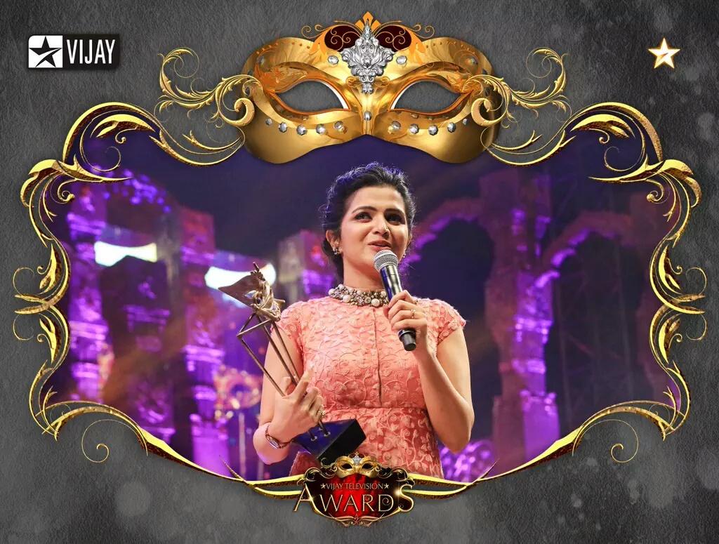 DhivyaDharshini's tweet photo. Biggg thank u @Studio9696 @ektanahar07 Sandeep for styling me.Felt gud wearing tis for #VTA 2015 #2awards #doublehapy http://t.co/E64dOVndh1