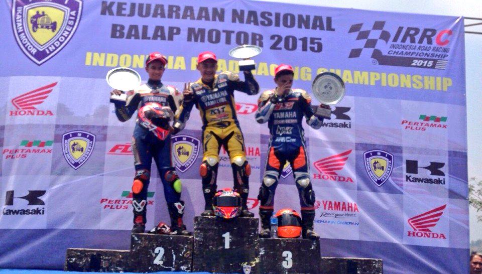 YamahaRacing_Id's tweet photo. IRRC kelas UB150cc. Yamaha sapu bersih podium di race 1. Selamat kepada @tamypratama135 @R_Fadhil27 @ichad179 http://t.co/oxd0WgHlO9