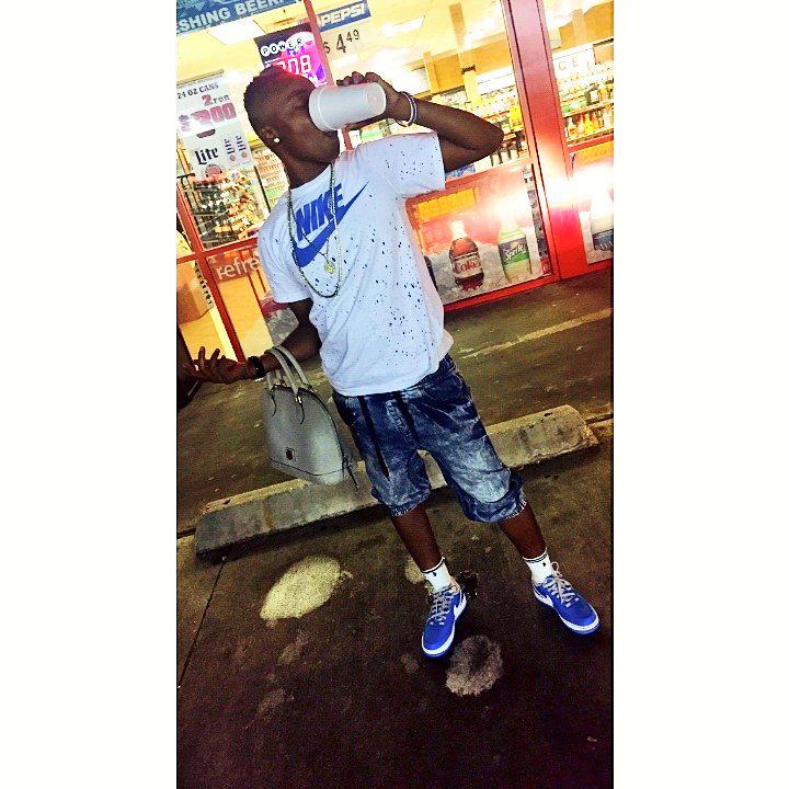 E_tlk_MON__24Y7's tweet photo. Thuggin w/ha purse #STOrun #FullaEveryThang http://t.co/nukeDgXes2