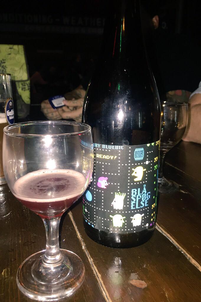 ProgressiveBeer's tweet photo. Later on @redlightx2 ... @JFnEasy pouring a a gem... @mikkellerbeer @3floyds Blå Spøgelse. #Bluebic http://t.co/77wDGx2X3t