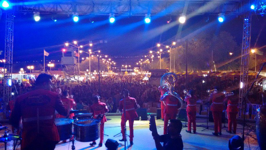 bandafurioza's tweet photo. ¡Gracias @nuevolaredomex! Increíble audiencia aquí en @ExpomexNLaredo ... 😱 #BandaFurioza #ParaTi http://t.co/ahLhHJ67EZ