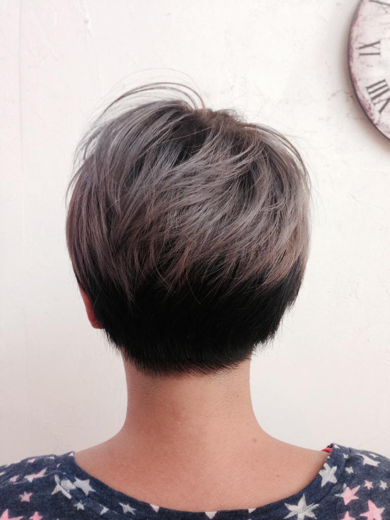 Toiro Hair トイロヘアー シルバーウィークたのしんでますか 学校やお仕事の方 がんばりましょう まだまだご予約いただけますので 秋使用の髪型にスタイルチェンジにいらしてくださいね 写真はショートにシルバーのカラーをプラス シルバー