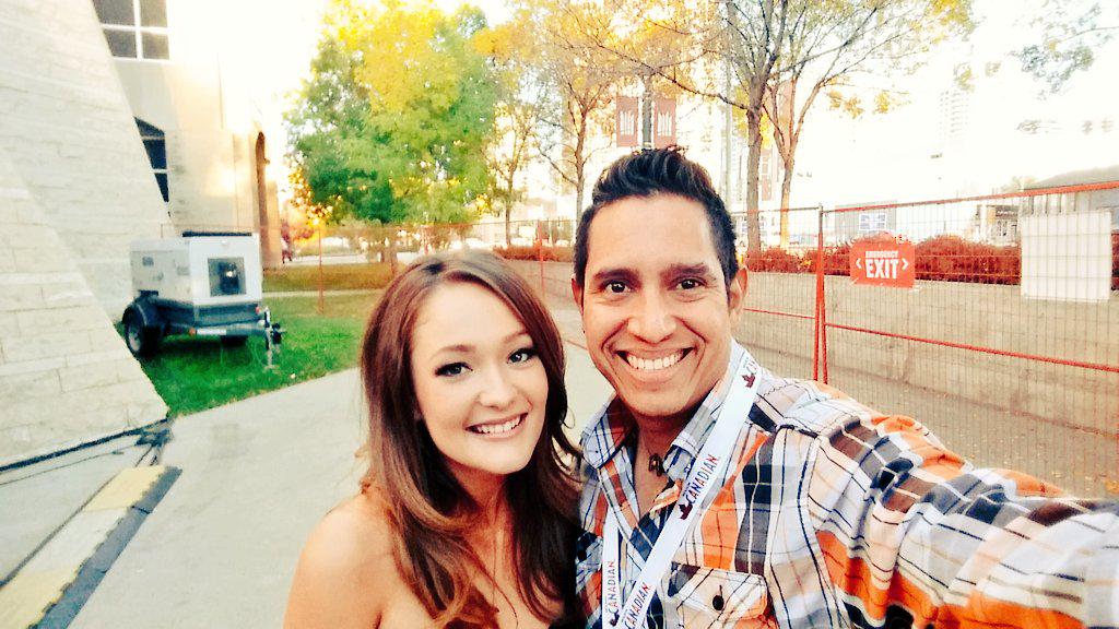 RobertoAlas_1's tweet photo. Was a pleasure meeting you @kira_isabella you're very #talented but also very #genuine! #SamuFallFest2015 #music http://t.co/Agnn6OyXOw