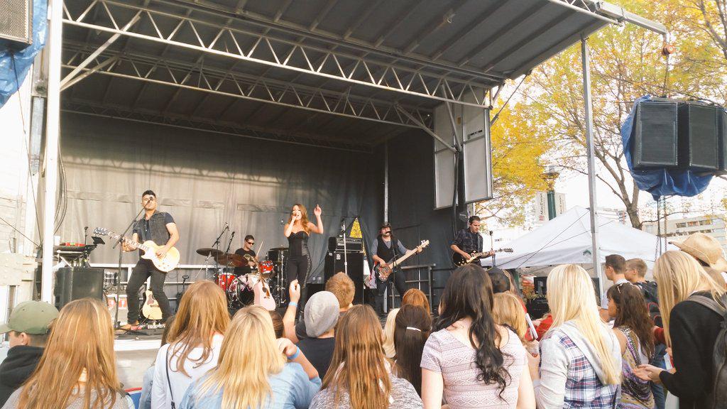 RobertoAlas_1's tweet photo. Was a pleasure meeting you @kira_isabella you're very #talented but also very #genuine! #SamuFallFest2015 #music http://t.co/Agnn6OyXOw