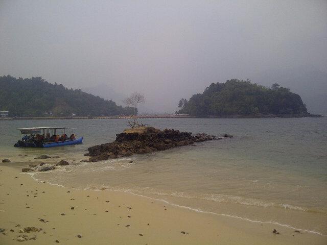 pulau_cingkuak's tweet photo. Sepi pegunjung!! #melawanasap http://t.co/IHwONrlTIw