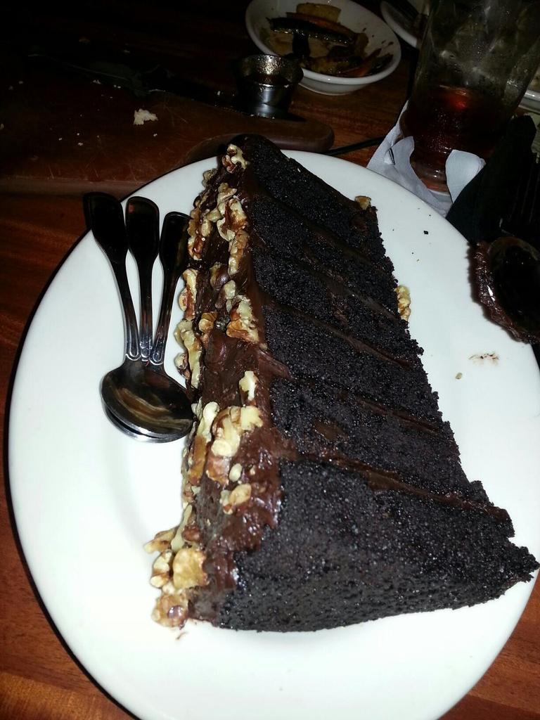 accentsofsouth's tweet photo. The @Claim_Jumper sure knows how to make a kitchen error right! #freecake #7layers #chocolatecake #yummy http://t.co/L1mSA8rAlf