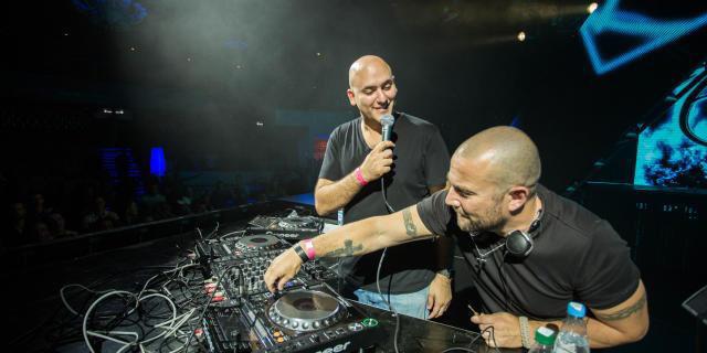 Omg, caption that! Hahahahaha <a href="/alyandfila/">Aly & Fila</a> #FSOE400BEL