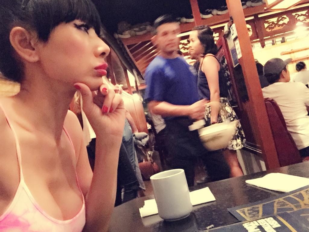 RealBaiLing's tweet photo. #Sushi time In a they say the #best #Japanese #restauraut with all the #hungry #people #Cookie : #eat first 😜👍😋😁👀👏😇 http://t.co/nUjwbtkV8p