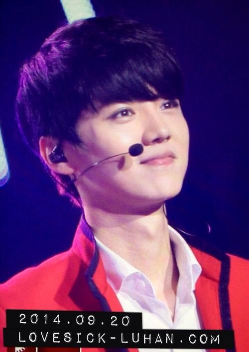 ateezimnid4's tweet photo. remember this very day last year? yes, last year today was luhan's last stage with exo @ tlp. 😢 #WeMissYouLuhan http://t.co/eQWM93Apqw