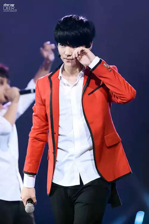 ateezimnid4's tweet photo. remember this very day last year? yes, last year today was luhan's last stage with exo @ tlp. 😢 #WeMissYouLuhan http://t.co/eQWM93Apqw