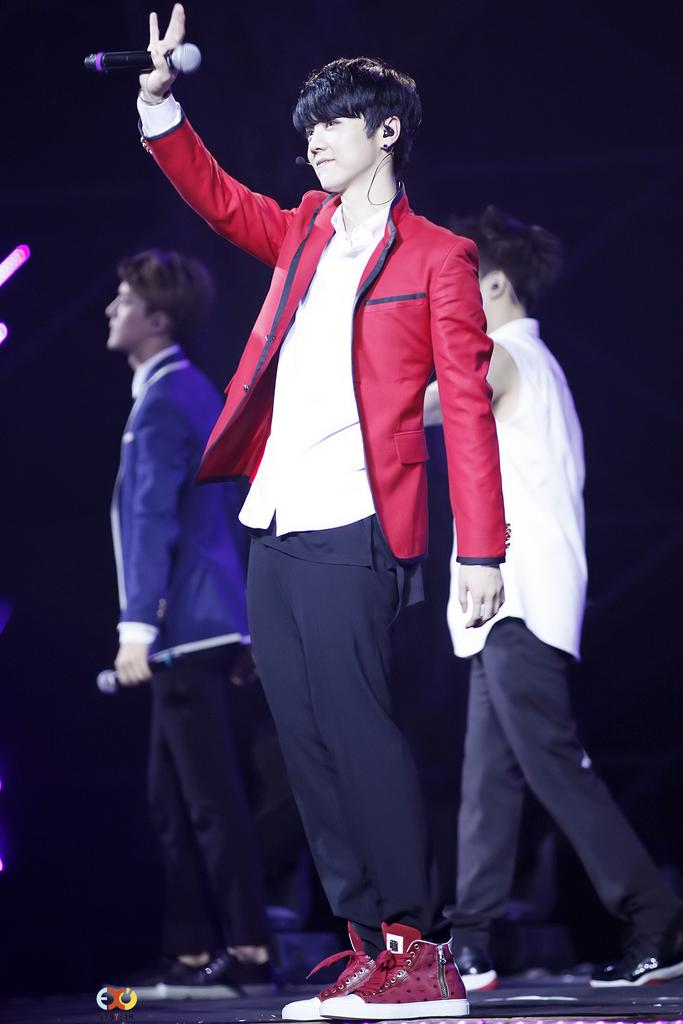 ateezimnid4's tweet photo. remember this very day last year? yes, last year today was luhan's last stage with exo @ tlp. 😢 #WeMissYouLuhan http://t.co/eQWM93Apqw