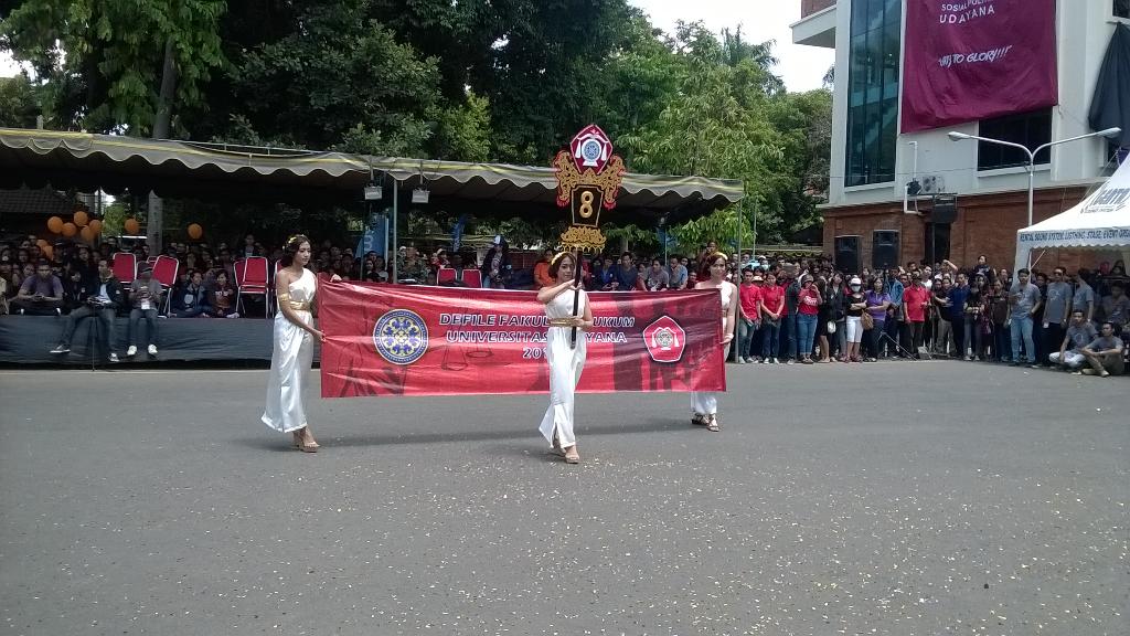 DPM_UDAYANA's tweet photo. Penampilan kedelapan oleh Fakultas Hukum. #diesnatalis53 #defileudayana http://t.co/BTbm10ddmG