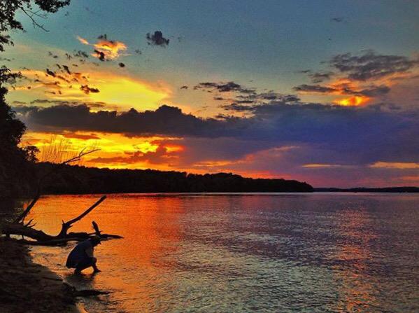 UWMadison's tweet photo. We're not saying @LakeMendota sunsets are the best, but we've never seen any better. (via @juniortechie) http://t.co/dwnOm1xlBD