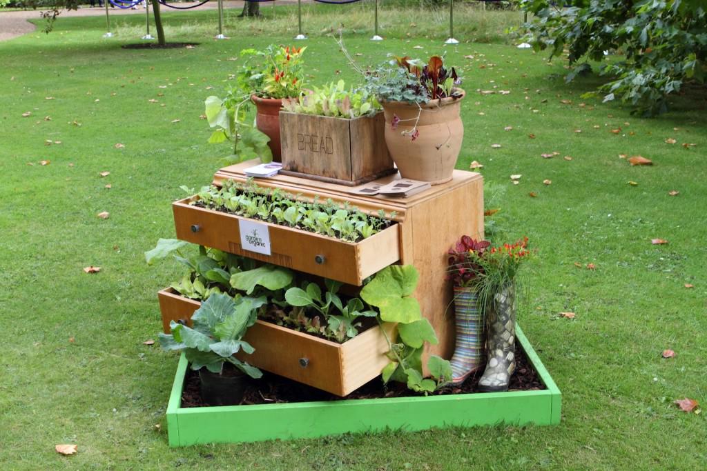 vcreekgarden's tweet photo. Creative Old Cabinet Used as a Planter - http://t.co/Cp12G4pxBp
#CabinetPlanter #DrawerPlanter #Repurposed http://t.co/4gS9PcJ9Ul