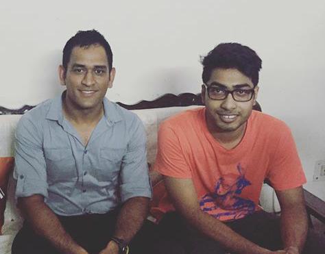 Dhoni_World7's tweet photo. Latest pic of MS Dhoni with a fan :) http://t.co/pzzuzWFVUB