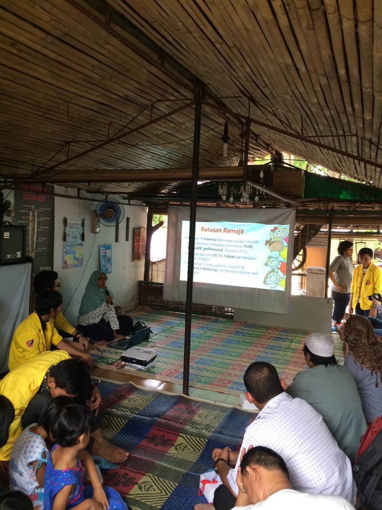 comdevfasilkom's tweet photo. Setelah itu masuk ke acara inti,yaitu seminar tentang "Kenakalan Remaja" oleh Haniva Az-Zahra, M.Psi  👩 http://t.co/bMA5OrEFXU