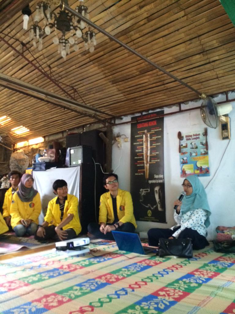 comdevfasilkom's tweet photo. Setelah itu masuk ke acara inti,yaitu seminar tentang "Kenakalan Remaja" oleh Haniva Az-Zahra, M.Psi  👩 http://t.co/bMA5OrEFXU